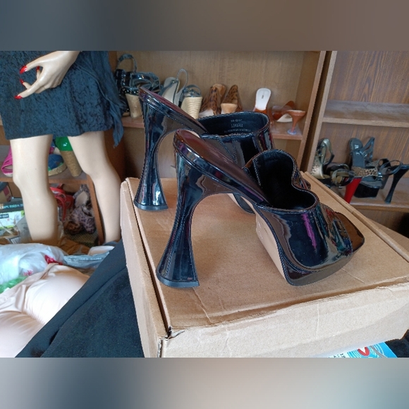 Black Patent platform heels - Picture 5 of 10